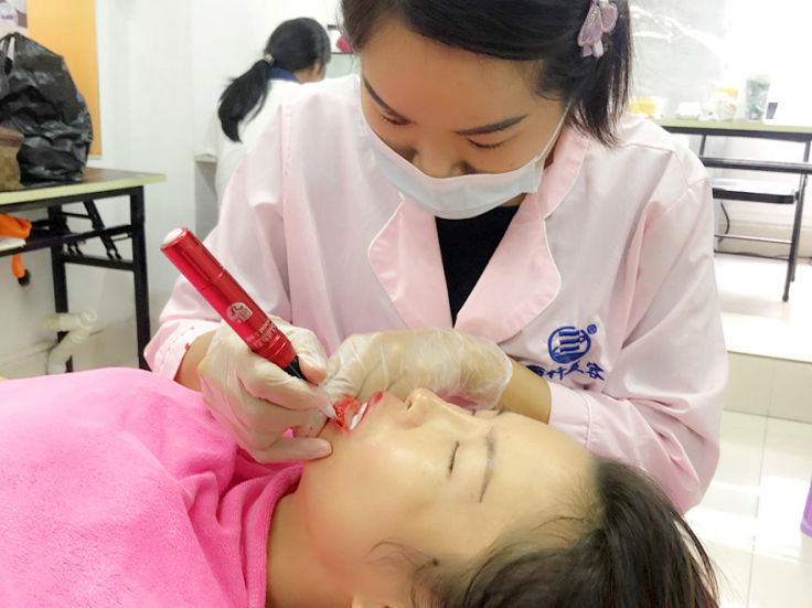 南寧紋繡眉眼唇學(xué)校 | 南寧紋唇實(shí)訓(xùn)操作