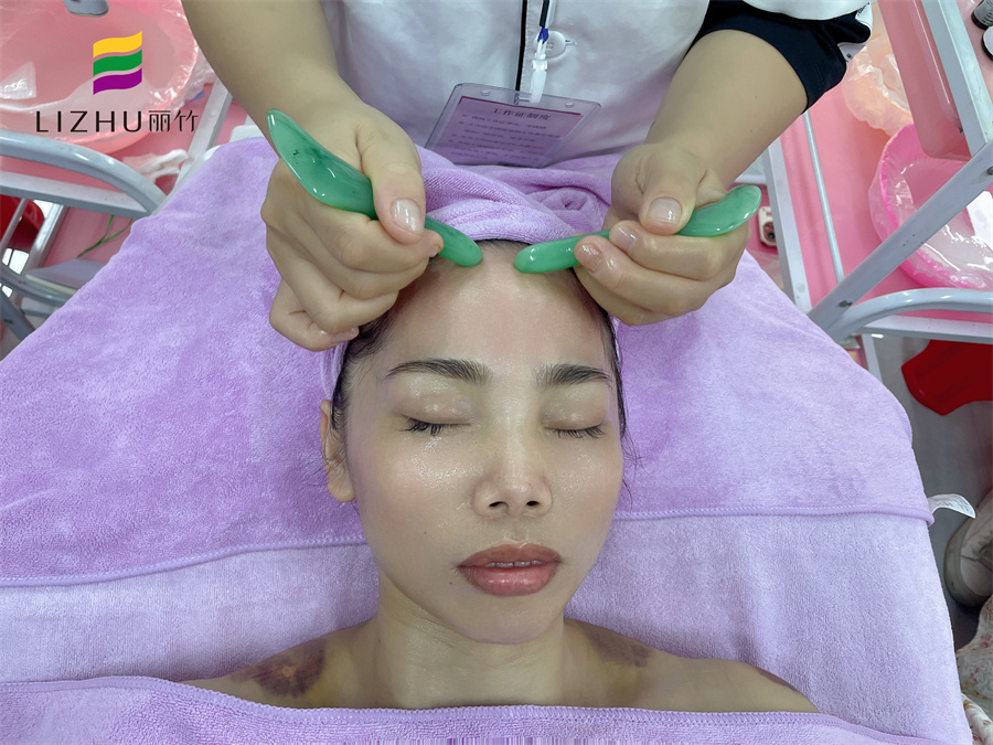 額頭撥筋的手法，廣西皮膚管理學校分享