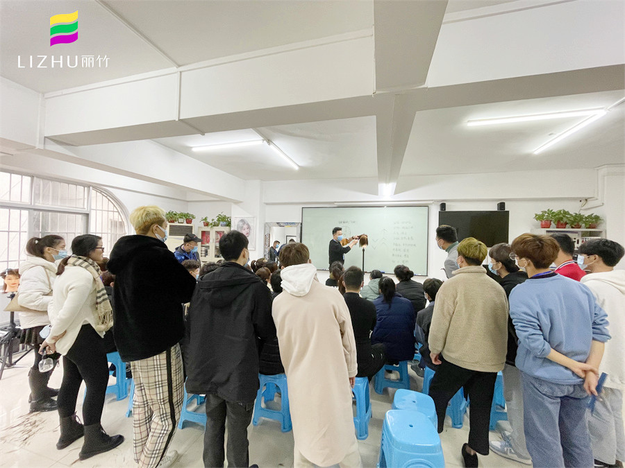 南寧燙染學校哪里好？南寧學燙染頭發(fā)多少錢？