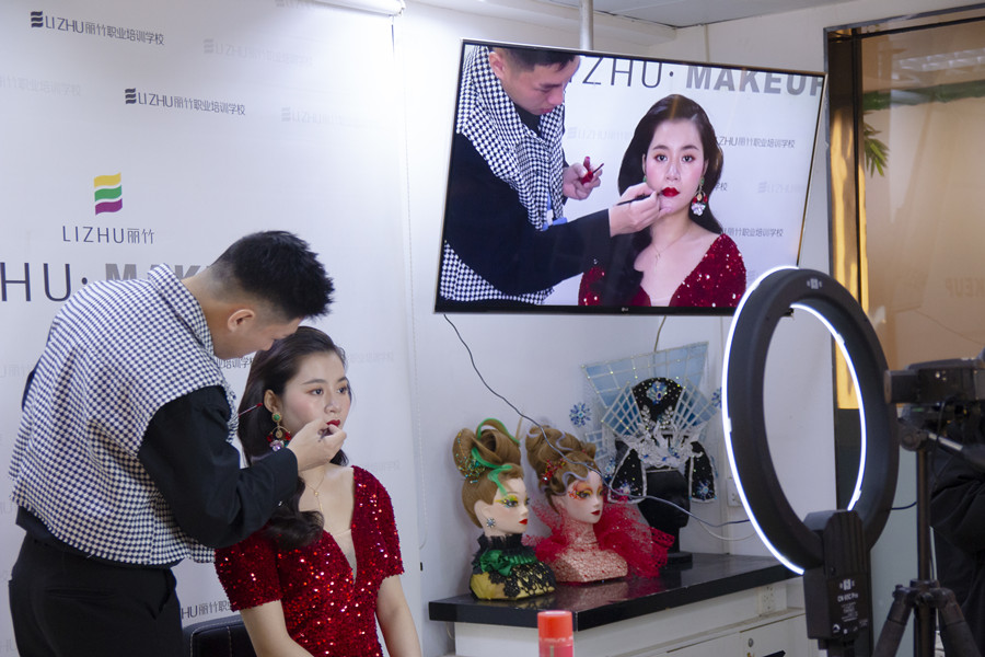 如何正確化底妝？廣西學(xué)化妝基礎(chǔ)告訴你