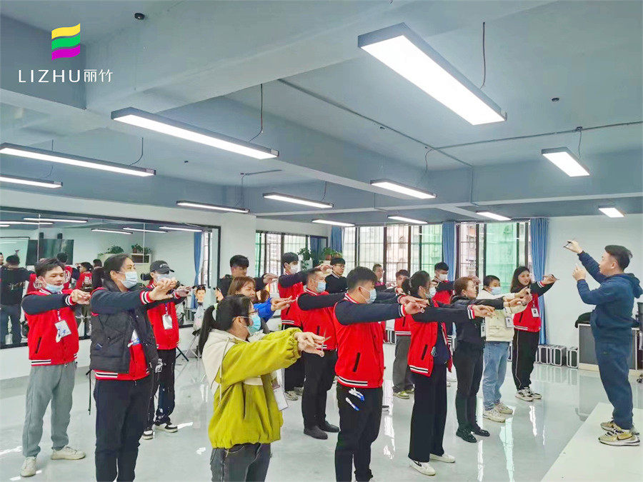 美發(fā)新手的手法練習(xí)，南寧理發(fā)課堂練習(xí)分享