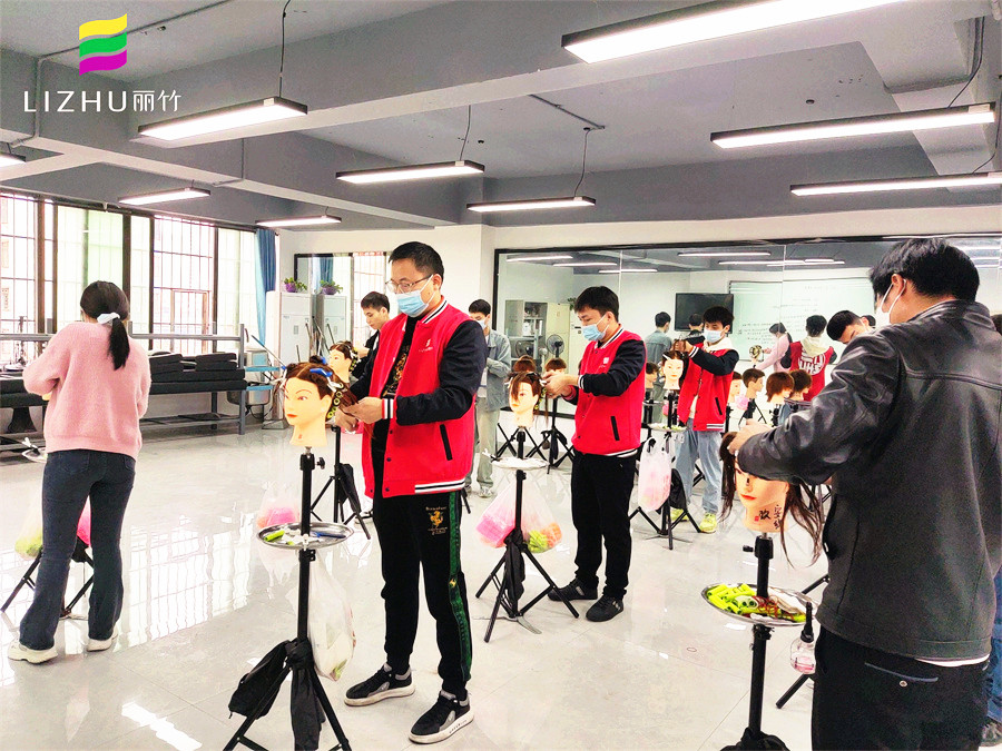 廣西美發(fā)燙發(fā)學(xué)校教你如何控制上杠的力度