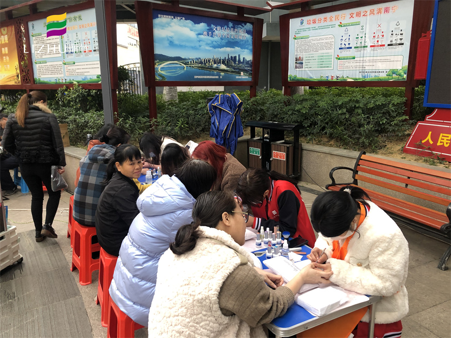 廣西美甲學(xué)校公益美甲進(jìn)社區(qū)，大受居民歡迎