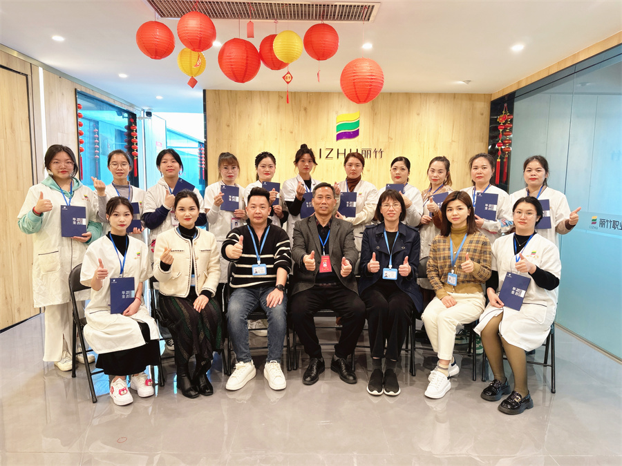 南寧美容培訓(xùn)班畢業(yè)，同學(xué)們，加油！