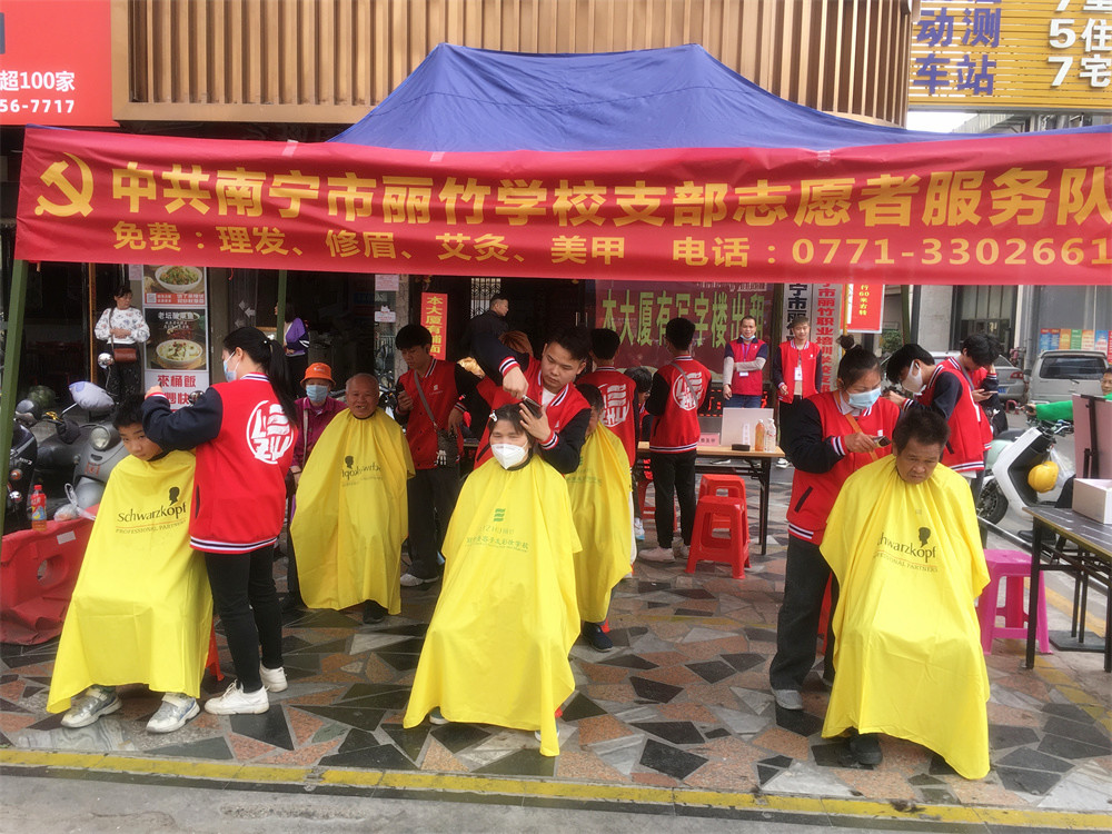 麗竹學(xué)校開(kāi)展學(xué)雷鋒志愿者服務(wù)活動(dòng) 