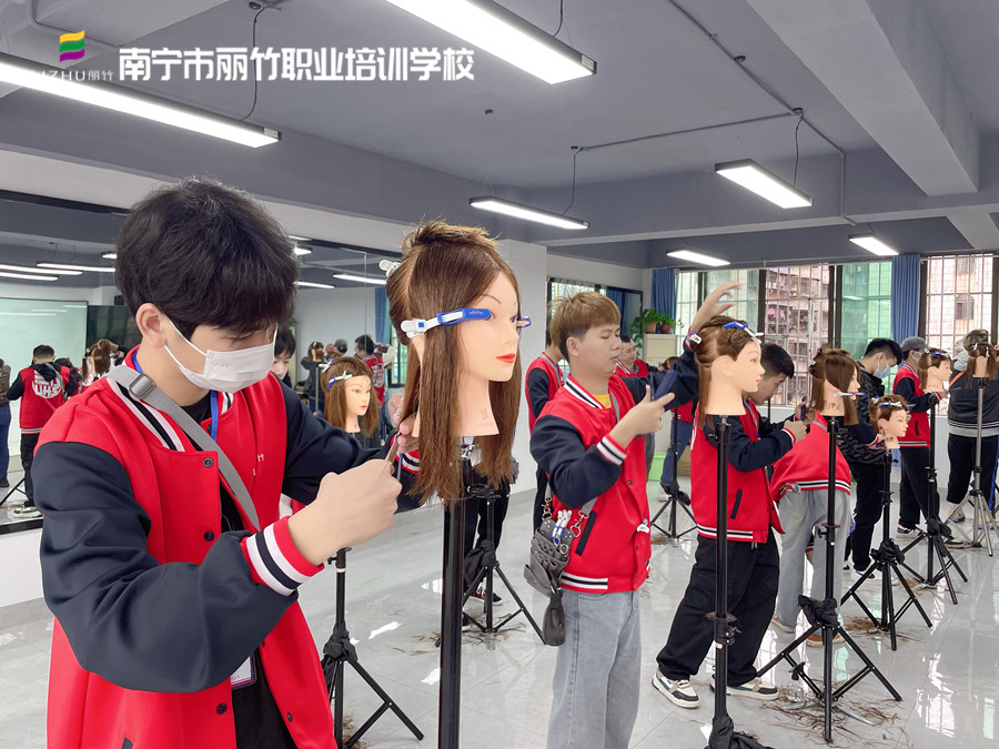 發(fā)型剪出層次感的技巧，南寧美發(fā)師培訓(xùn)課程