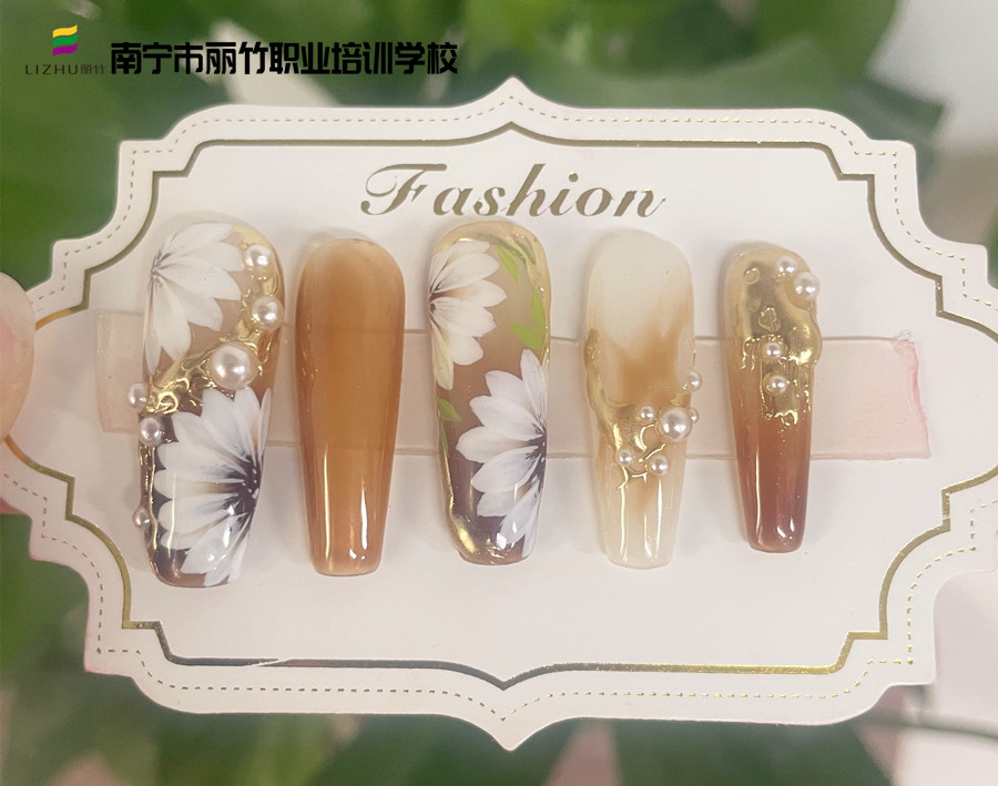 春日手繪花朵美甲，廣西美甲速成班營造春之浪漫