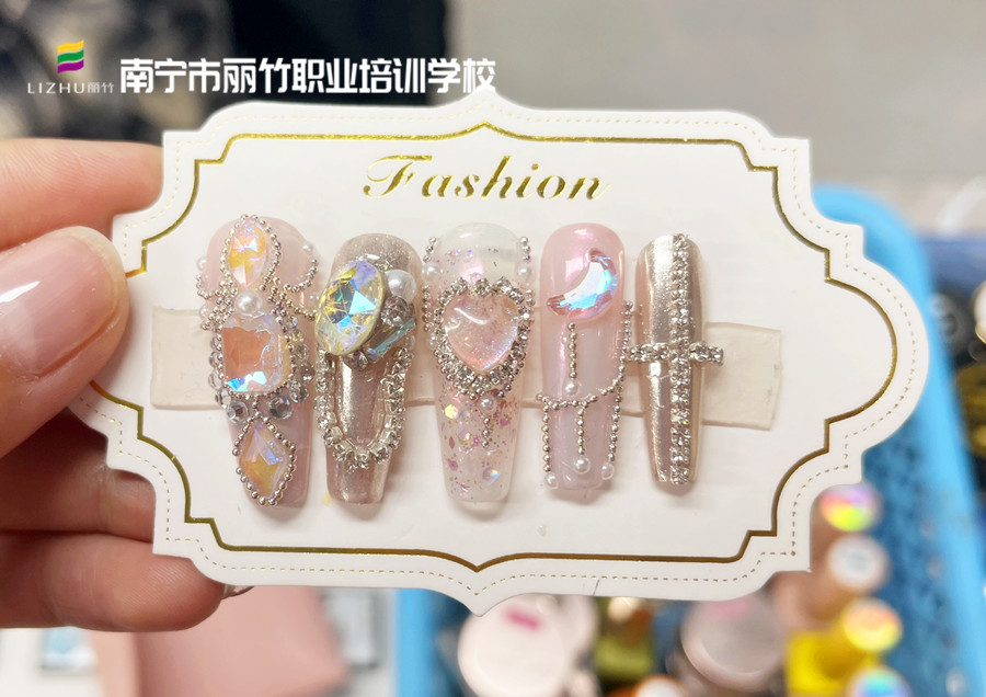 堆鉆美甲，零基礎(chǔ)學(xué)美甲在南寧