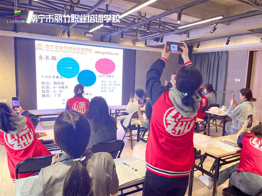 開班啦！直擊南寧美睫學(xué)校課堂實況