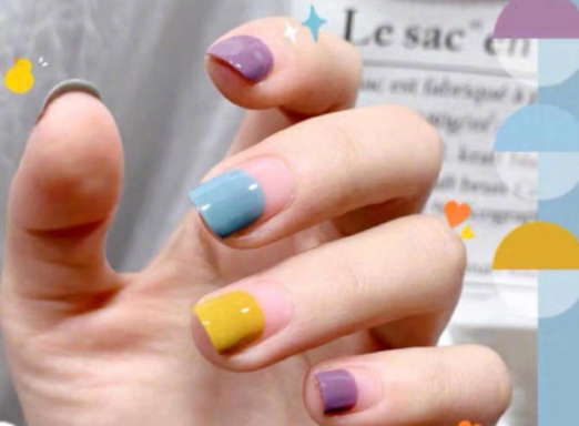 撞色混搭美甲，將夢幻氣氛值拉滿