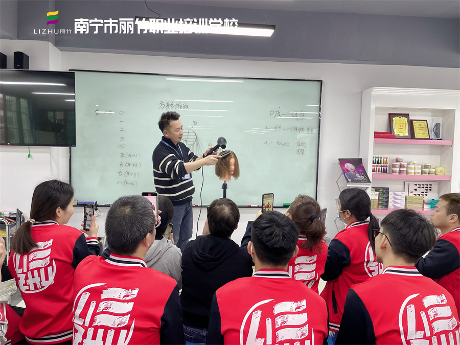 成功美發(fā)師具備哪些條件？南寧美發(fā)理發(fā)培訓(xùn)