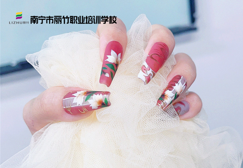國(guó)風(fēng)玉蘭花美甲，南寧美甲款式造型班演繹別樣之美
