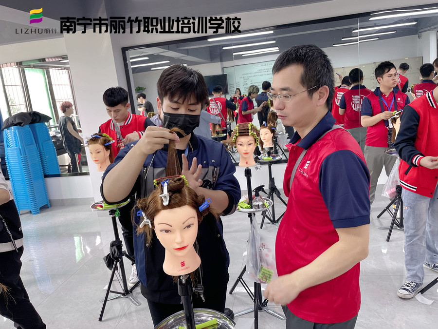 美發(fā)怎么卷杠紙？南寧美發(fā)卷發(fā)學(xué)校實(shí)訓(xùn)展示