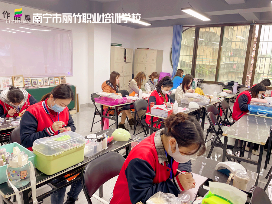 全貼甲片和半貼有什么區(qū)別？廣西美甲基礎(chǔ)班培訓(xùn)