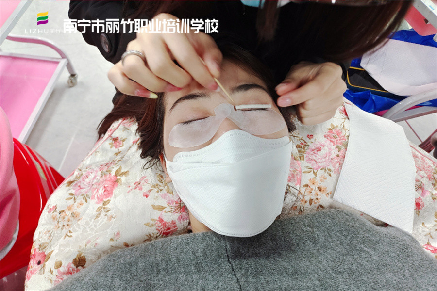 冷燙翹睫術(shù)的好處，南寧美甲美睫學(xué)校分享