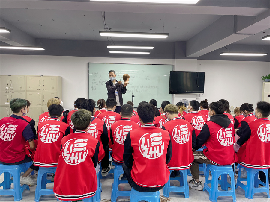 美發(fā)培訓(xùn)要學(xué)哪些內(nèi)容？南寧美發(fā)培訓(xùn)哪家有實(shí)力？