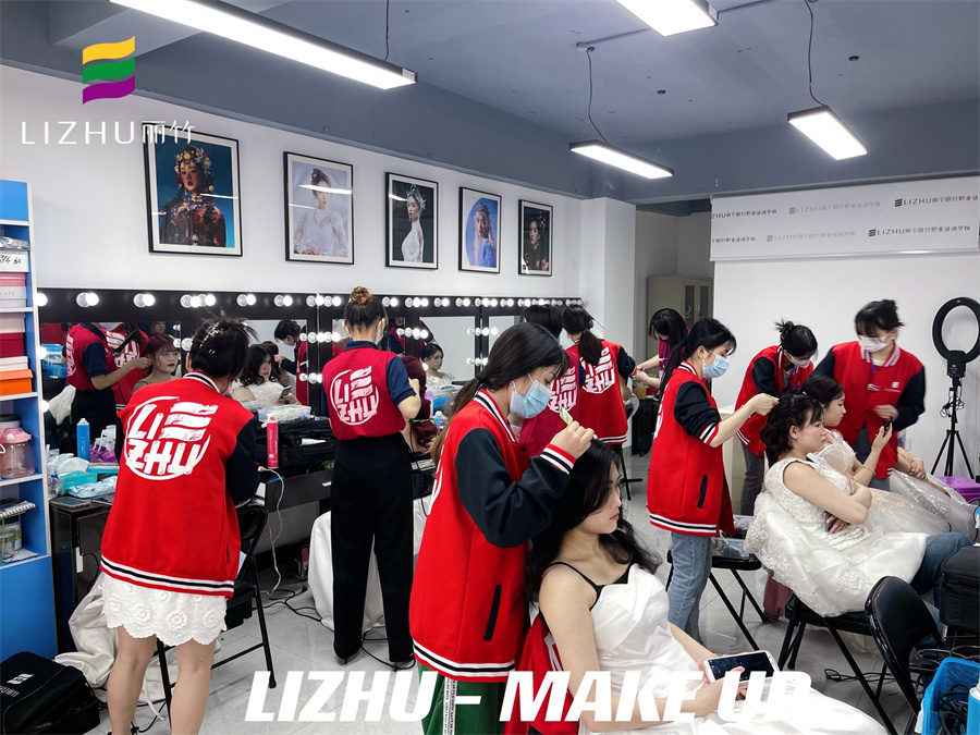 韓式新娘實(shí)訓(xùn)課堂，_南寧新娘彩妝造型學(xué)校實(shí)操