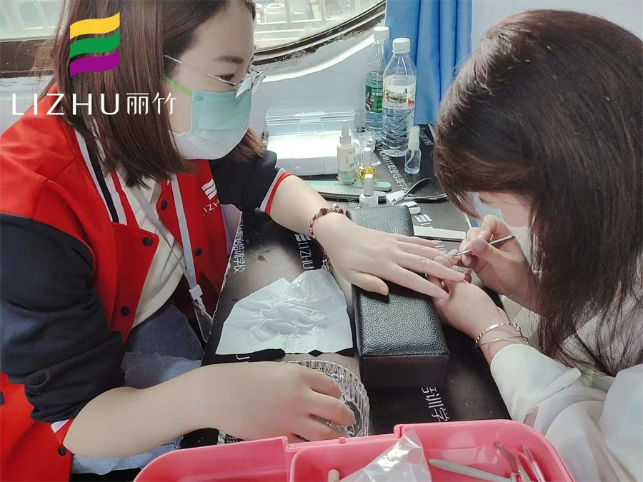 廣?西美甲基礎(chǔ)知識內(nèi)容：美甲怎么修手？