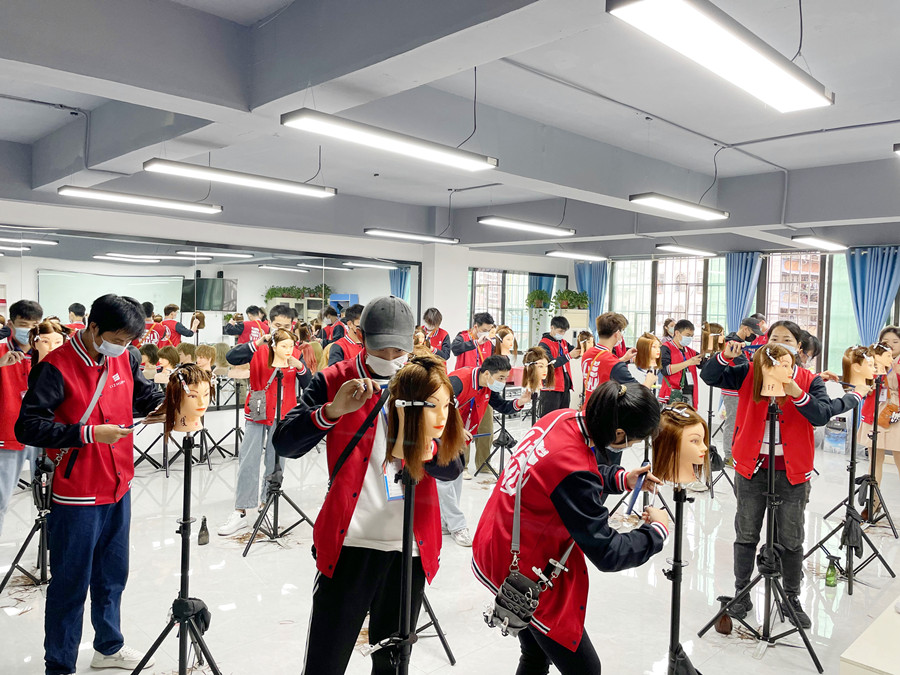 不同類型的長發(fā)如何修剪層次？廣西美發(fā)剪發(fā)學(xué)校教你