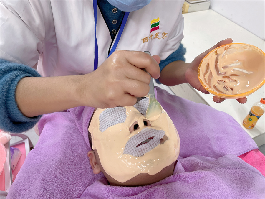 敷軟膜粉的好處？南寧美容皮膚管理學(xué)校實(shí)訓(xùn)講解