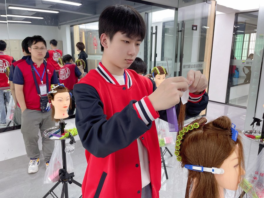 塑料卷發(fā)器使用教程 | 零基礎(chǔ)學燙染