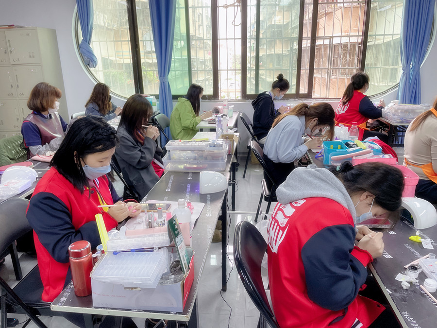 美甲底油和亮油的區(qū)別，廣西美甲基礎教學