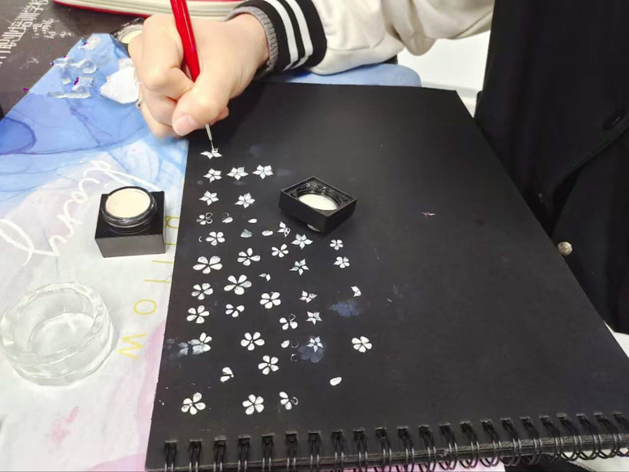 美甲紙上畫(huà)花，南寧美甲課堂練習(xí)