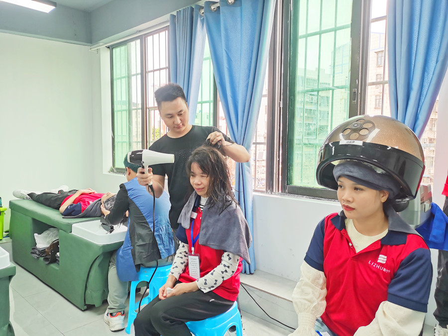 如何給發(fā)膜加熱？南寧美發(fā)職業(yè)技術學校課堂實訓講解