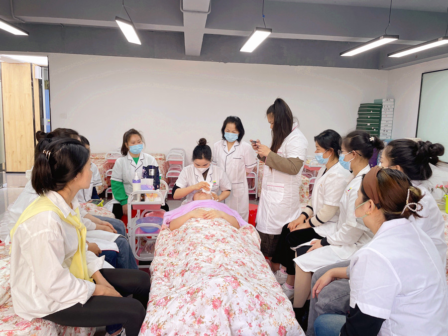 哪些化妝水不能濕敷？南寧美容護膚學(xué)校課堂筆記