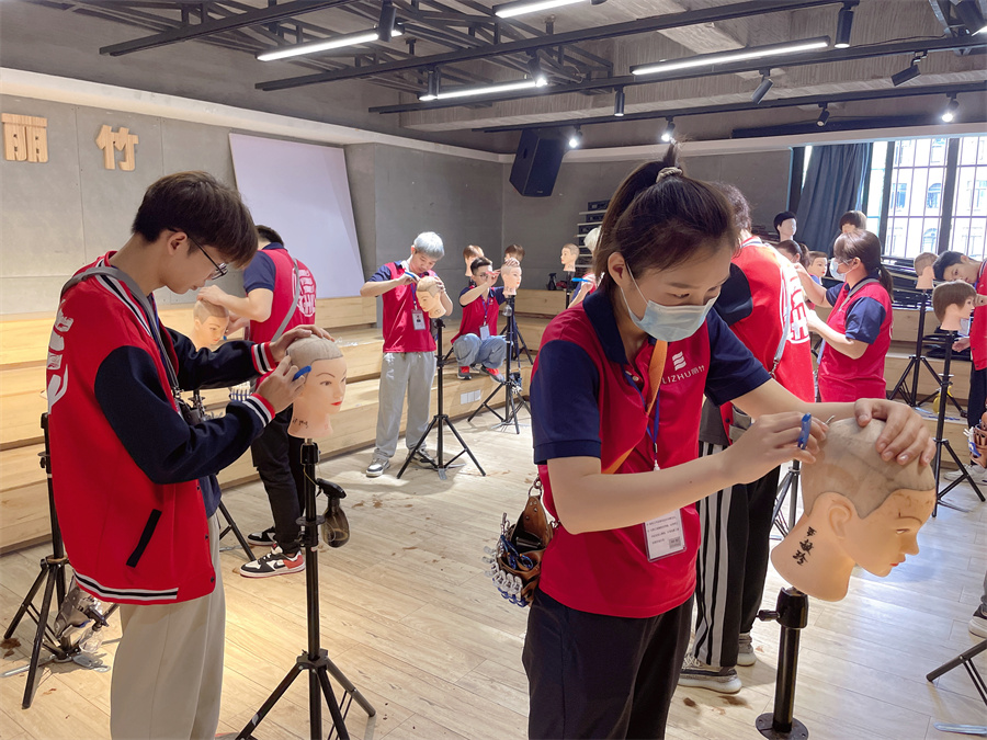 光頭剃頭技巧，廣西美發(fā)剃頭培訓班實訓教學