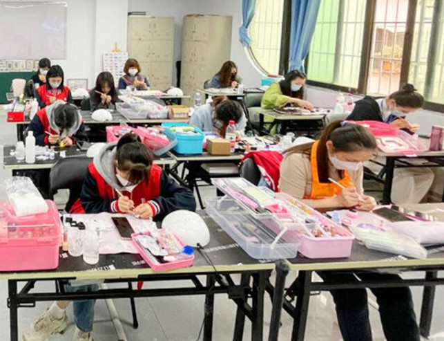 南寧市專業(yè)美甲學校 | 南寧美甲基礎(chǔ)班課堂