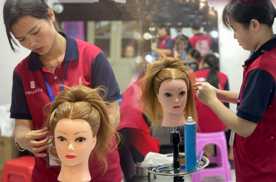 廣西學化妝發(fā)型：復古發(fā)型手法解析