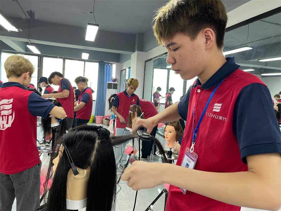 直板夾怎么拉直發(fā)？廣西美發(fā)造型學(xué)校教你