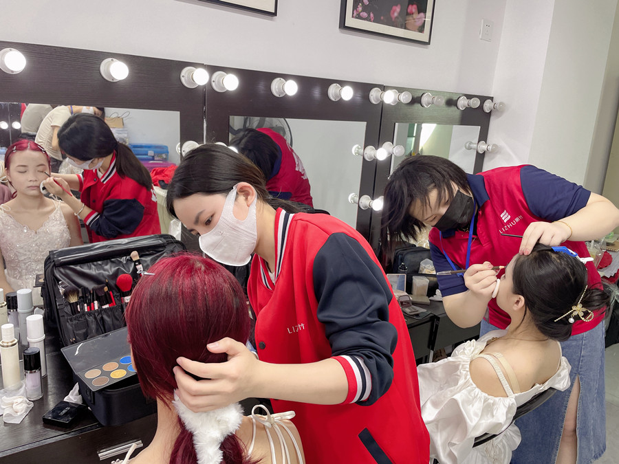 眼線筆使用教程，南寧化妝基礎(chǔ)培訓(xùn)班課件分享