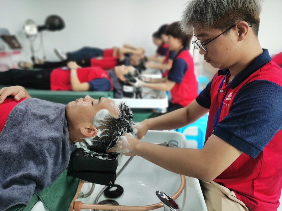 頭發(fā)如何保養(yǎng)？南寧美發(fā)護理培訓課程