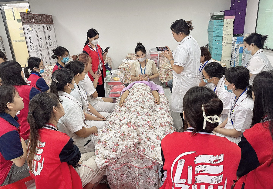 夏季面部如何緊急補(bǔ)水？廣西學(xué)面部護(hù)膚教學(xué)