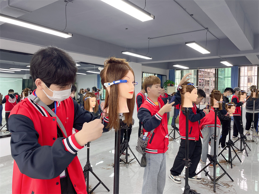 常見女士發(fā)尾修剪教程，廣西剪發(fā)培訓(xùn)學(xué)校課件講解