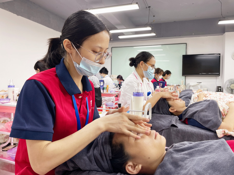 化妝需要學(xué)皮膚管理嗎？廣西美容化妝學(xué)校專業(yè)解答