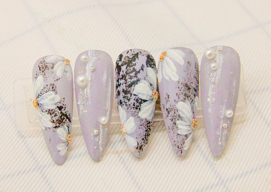 南寧美甲學(xué)校：磨砂美甲，鉑金膠美甲，彩繪小雛菊美甲