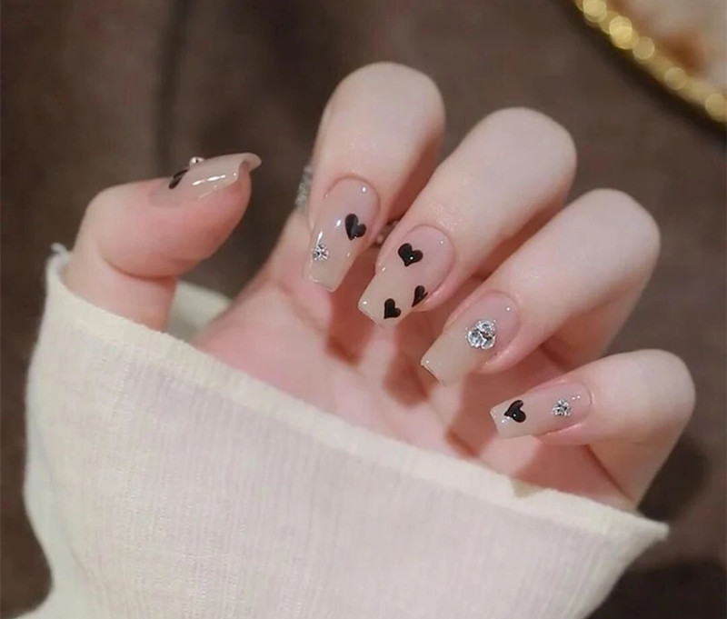 不挑手的黑色美甲，廣西美業(yè)職業(yè)技術(shù)學(xué)院推薦