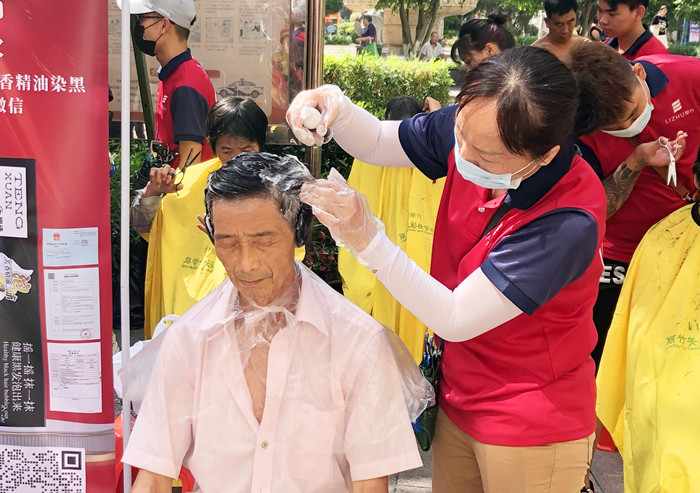 “白染黑”受歡迎，南寧美發(fā)學校公益進社區(qū)