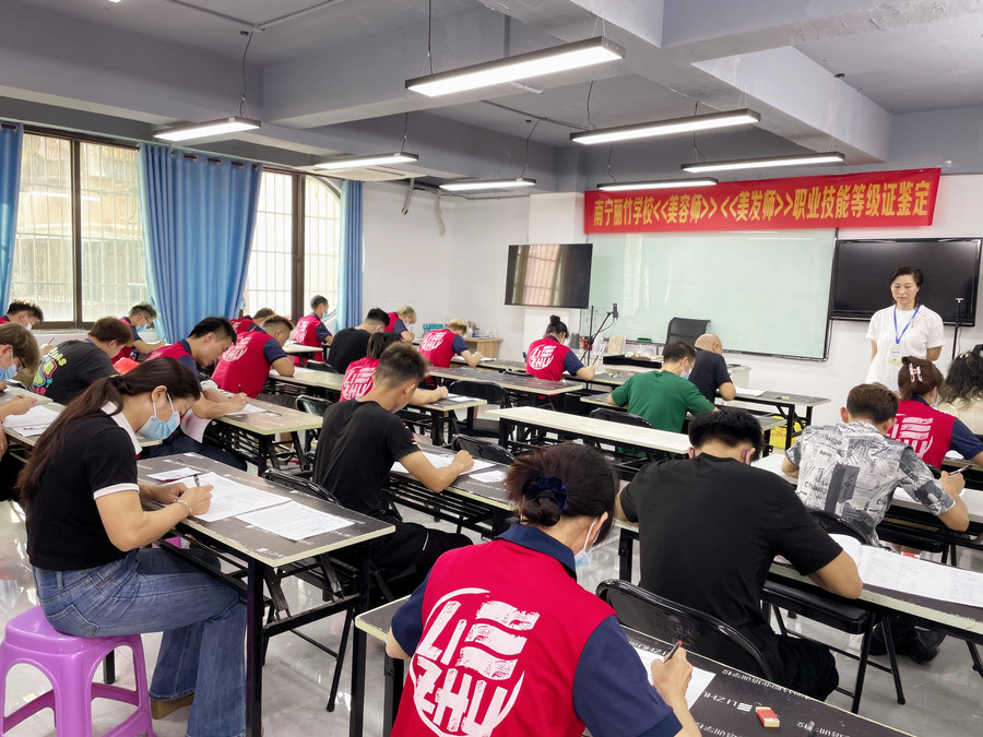 美發(fā)師證考試，麗竹學(xué)校一路高歌