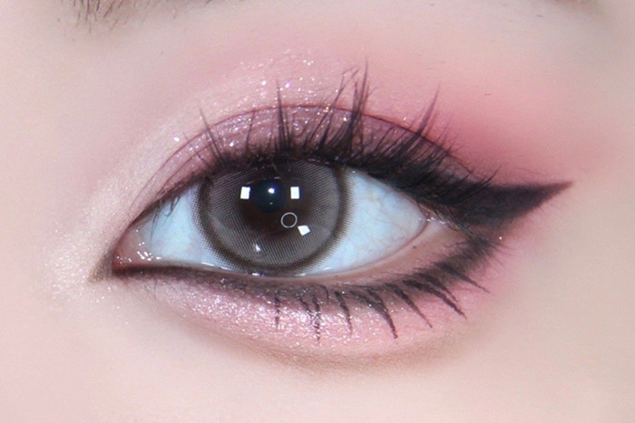 芭比黑粉煙熏眼妝教程，南寧化妝基礎(chǔ)學(xué)校教你