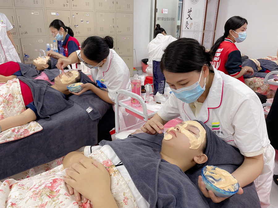 敷軟膜粉的流程，南寧美容皮膚管理培訓(xùn)班