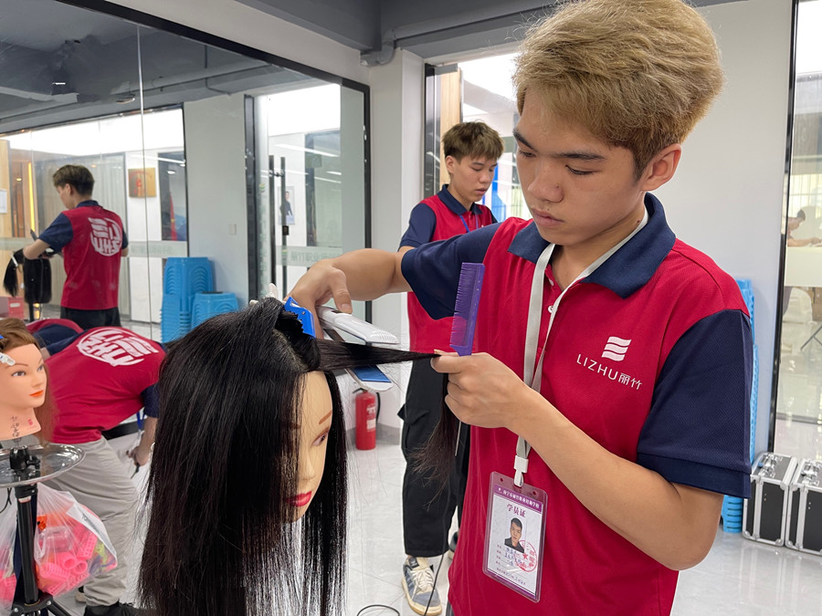 直板夾的工作原理，南寧美發(fā)職業(yè)培訓學校課程講解