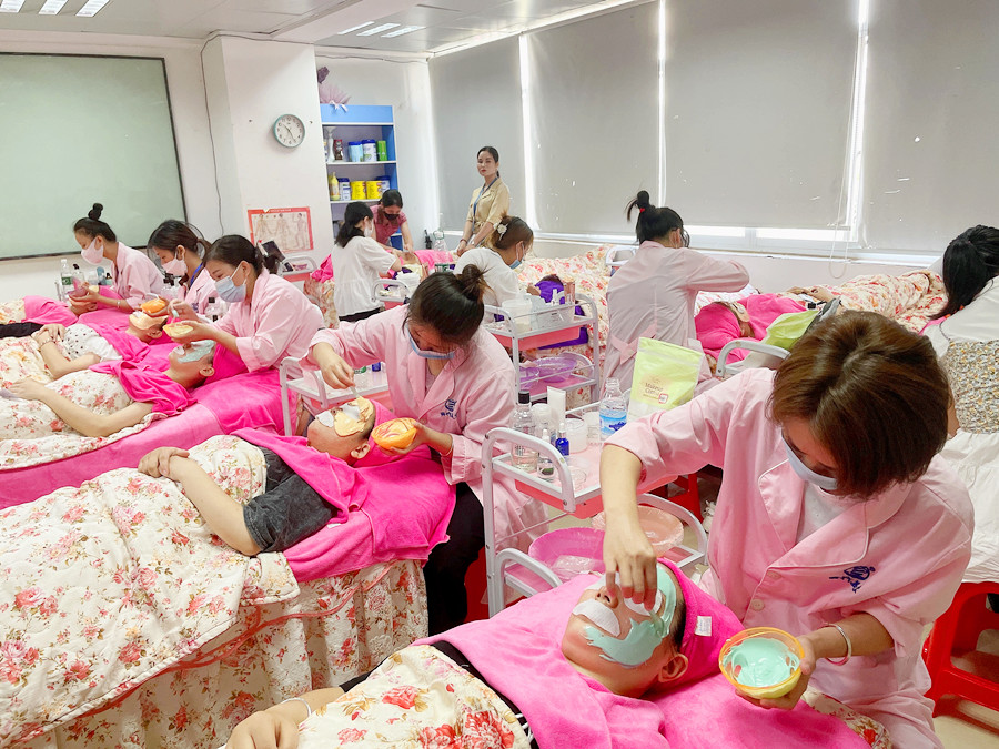 涂抹式面膜和貼片面膜區(qū)別，廣西美容培訓(xùn)面部