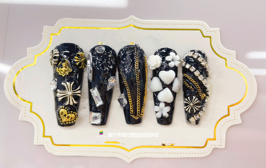 飾品堆鉆美甲，廣西美甲專業(yè)教學(xué)學(xué)員作品