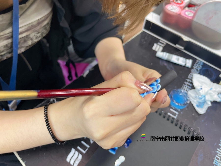 甲油膠調(diào)色技巧，南寧美甲培訓(xùn)