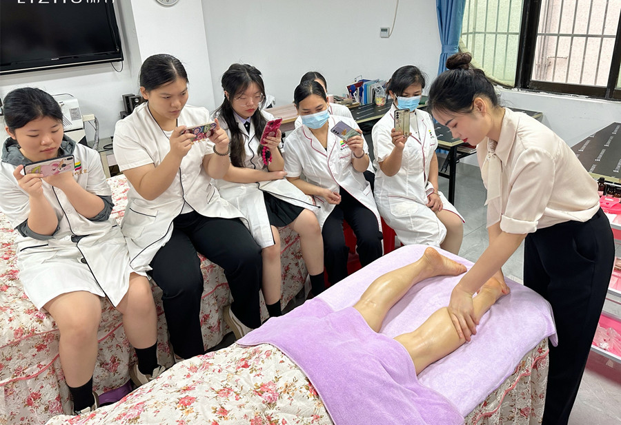 廣西美容美師：如何給腿部按摩？