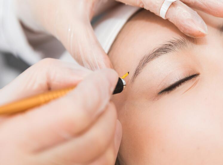 南寧紋繡學(xué)校：在紋眉補(bǔ)色時(shí)，你要注意這些